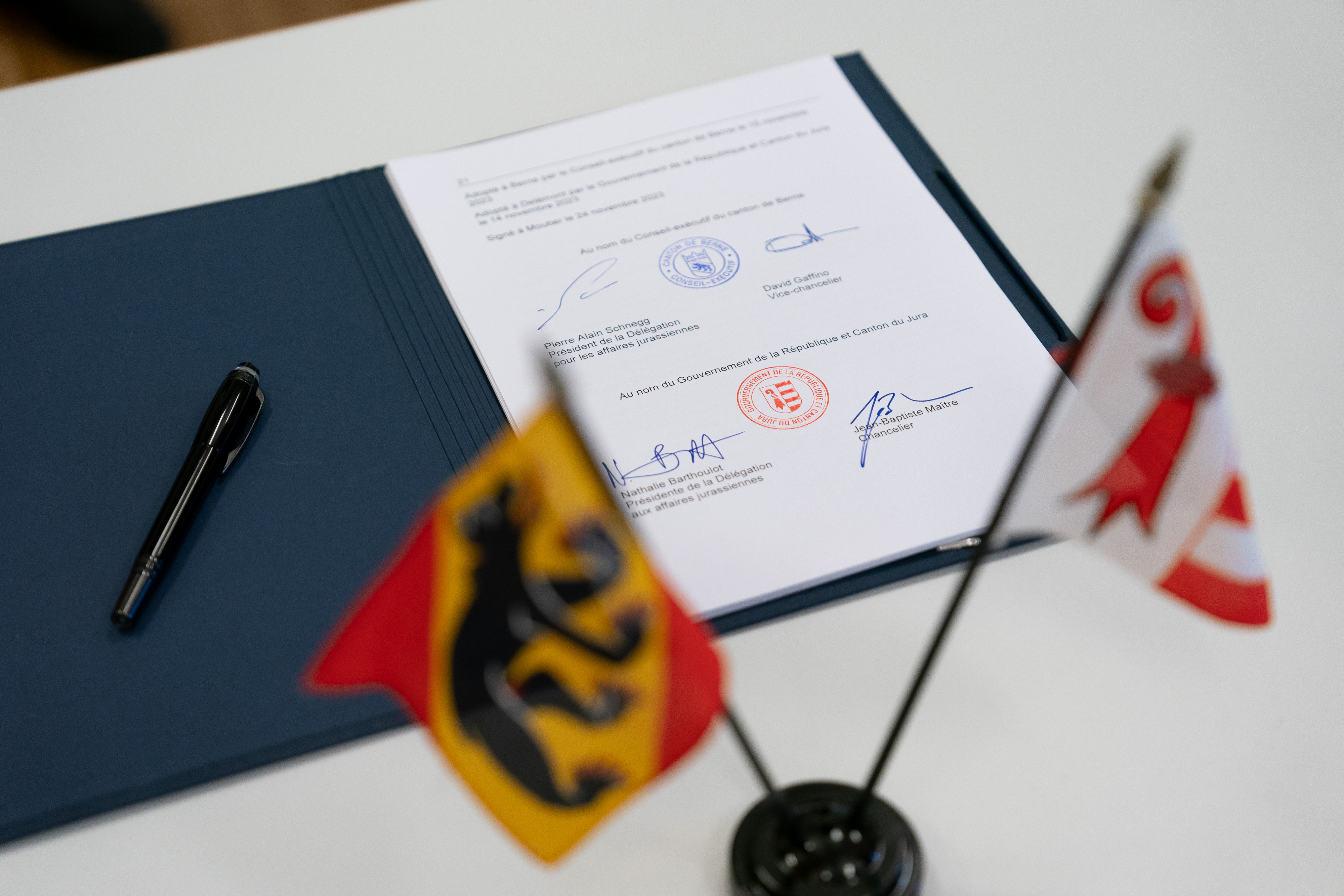 Unterzeichnung des Konkordats über den
Kantonswechsel von Moutier, fotografiert am Freitag, 24. November 2023 in Moutier. (Kanton Bern/Simon Boschi)