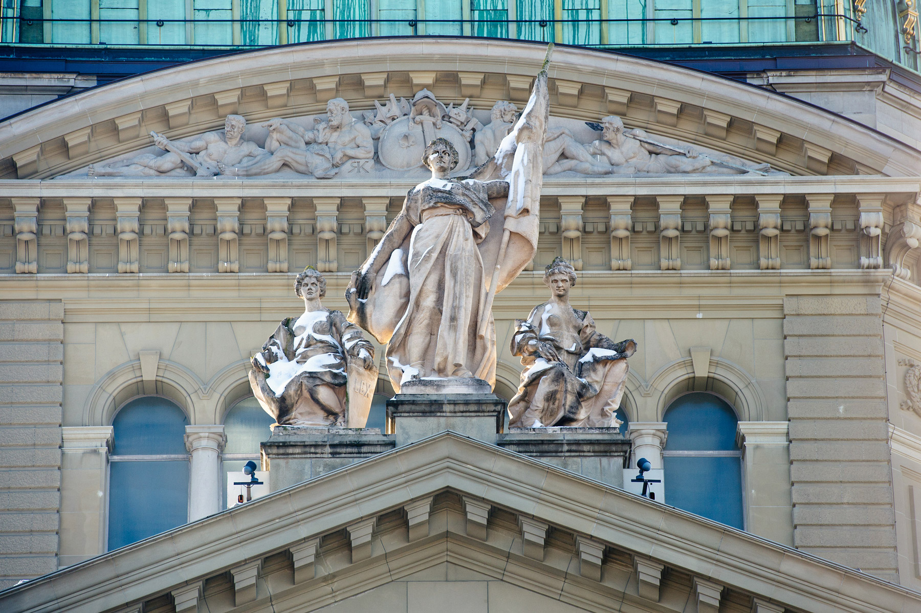 Helvetia-Statue  vor dem Parlament (Bundeshaus)