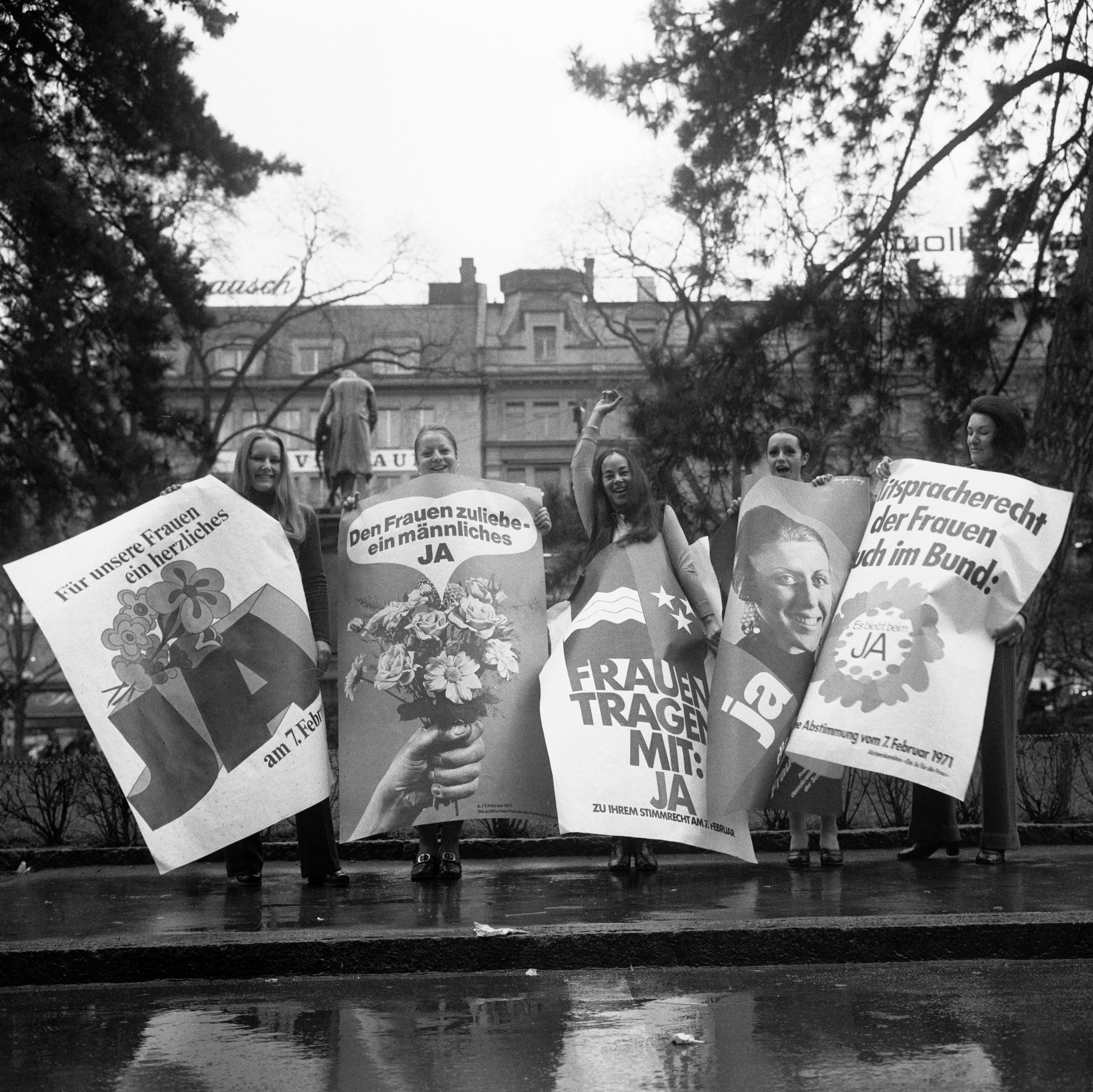 Befuerworterinnen des Frauenstimmrechts posieren am 26. Januar im Vorfeld der nationalen Abstimmung vom 7. Februar 1971 zum Frauenstimmrecht auf Bundesebene mit Ja-Plakaten in Zuerich, Schweiz. (KEYSTONE/Str)