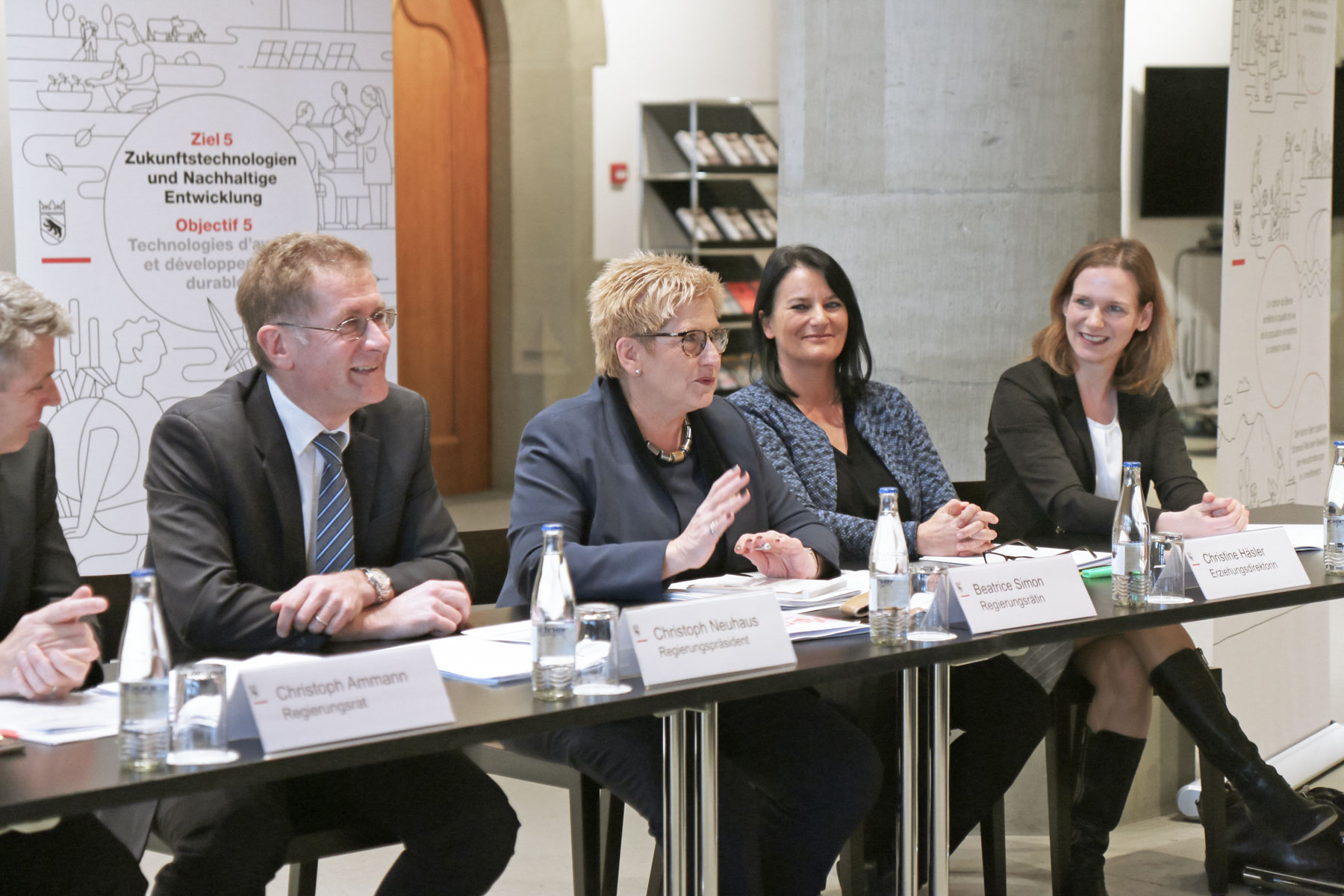 Regierungsraetinnen und Regierungsraete an einer Medienkonferenz