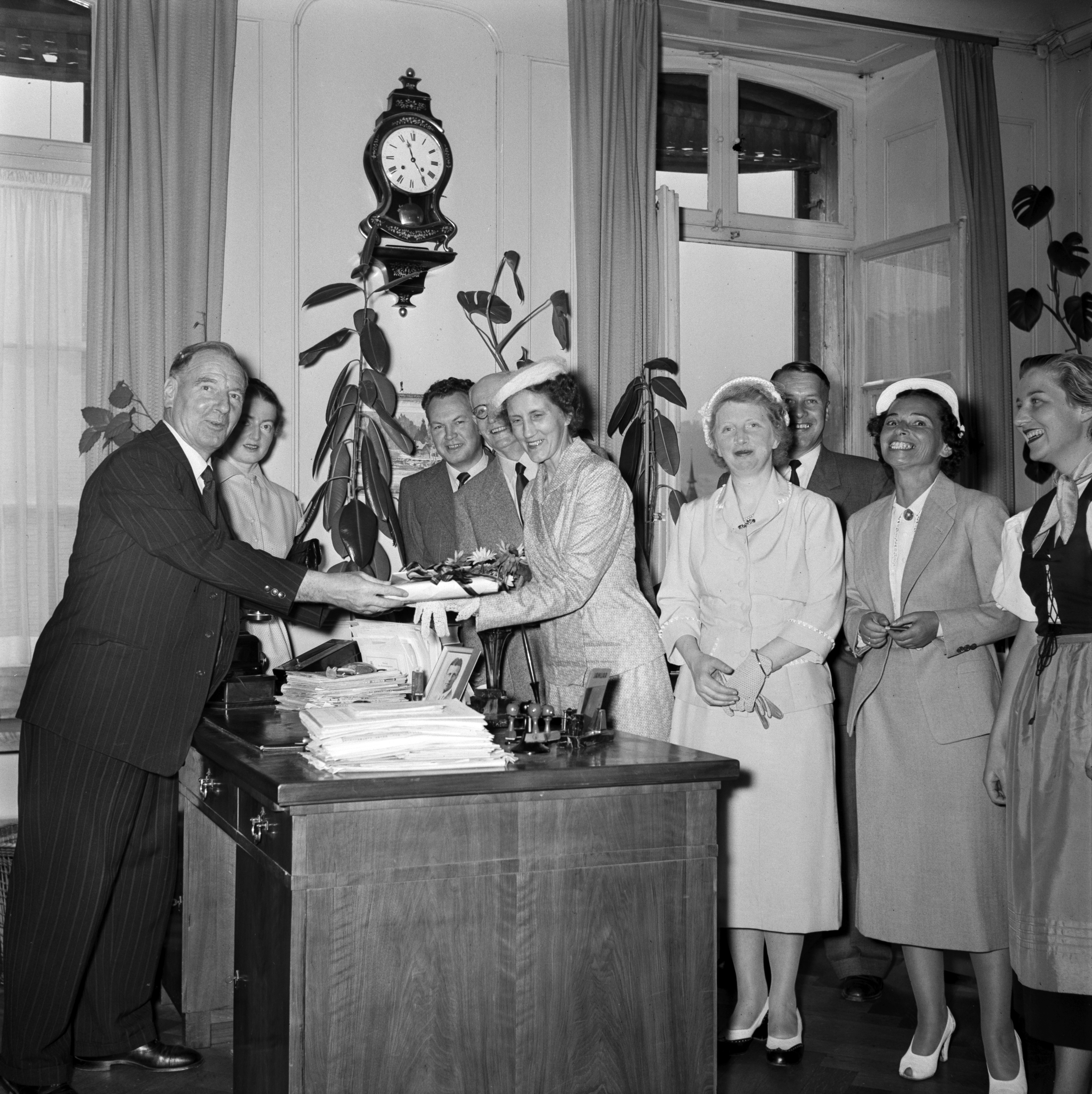 Eine Abordnung des Initiativkomitees fuer die Mitarbeit der Frau in der Gemeinde mit Praesidentin Marie Boehlen, Mitte, wird im Juli 1953 vom Regierungspraesidenten des Kantons Bern Georges Moeckli, links, zur Uebergabe des Volksbegehren zum kommunalen Stimm- und Wahlrechts der Bernerinnen empfangen. (KEYSTONE/PHOTOPRESS-ARCHIV/Kraft)