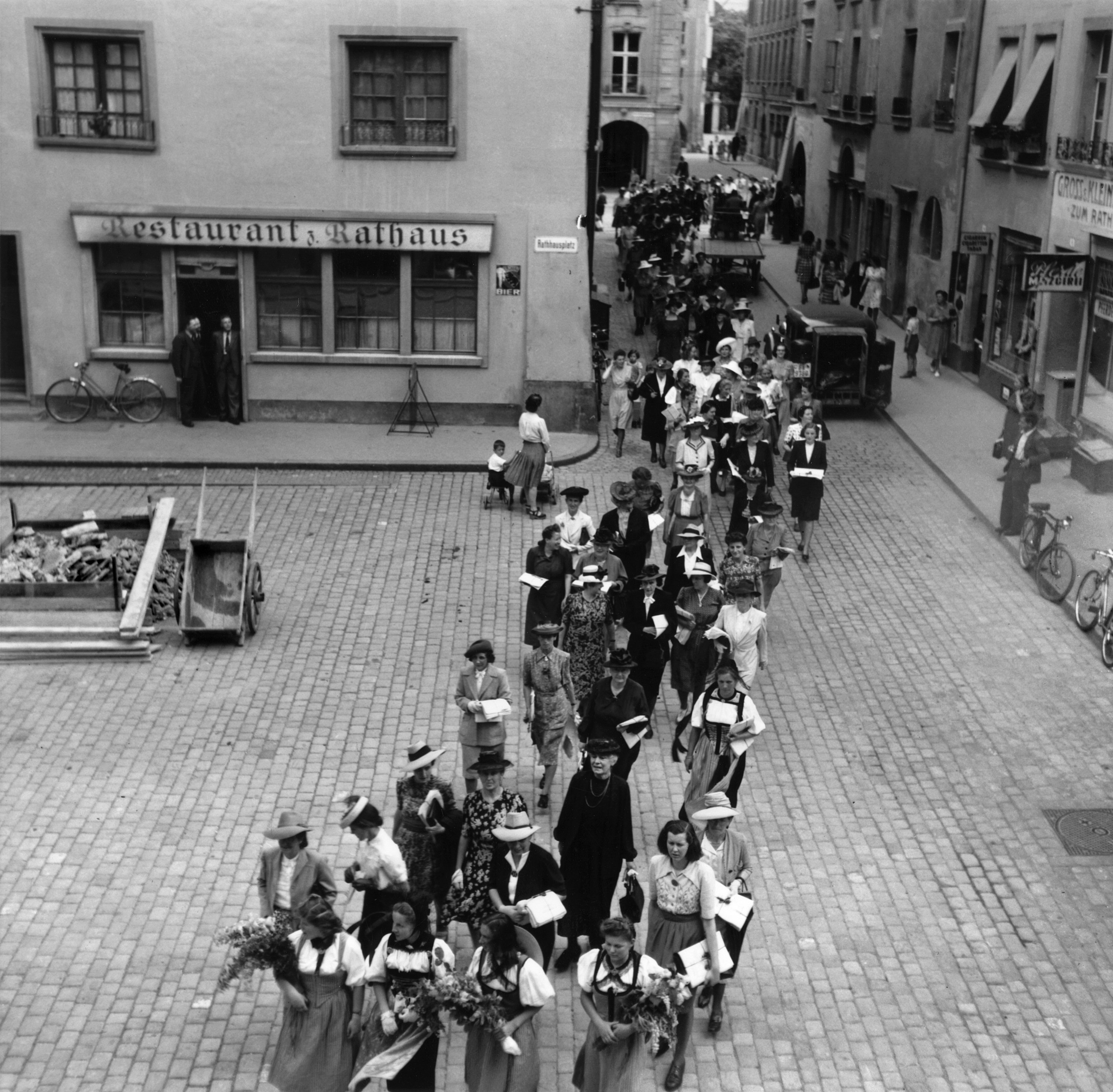 Ein friedlicher Demonstrationszug von Frauen jeden Alters in Richtung Berner Rathaus zur Uebergabe einer Petition fuer das Frauenstimmrecht, Bern, 16. Mai 1945. (KEYSTONE/Photopress-Archiv/Str)