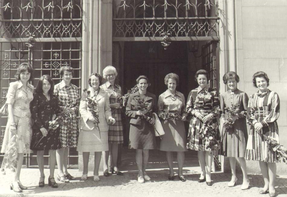 Zehn Berner Grossrätinnen 1974 vor dem Rathaustor