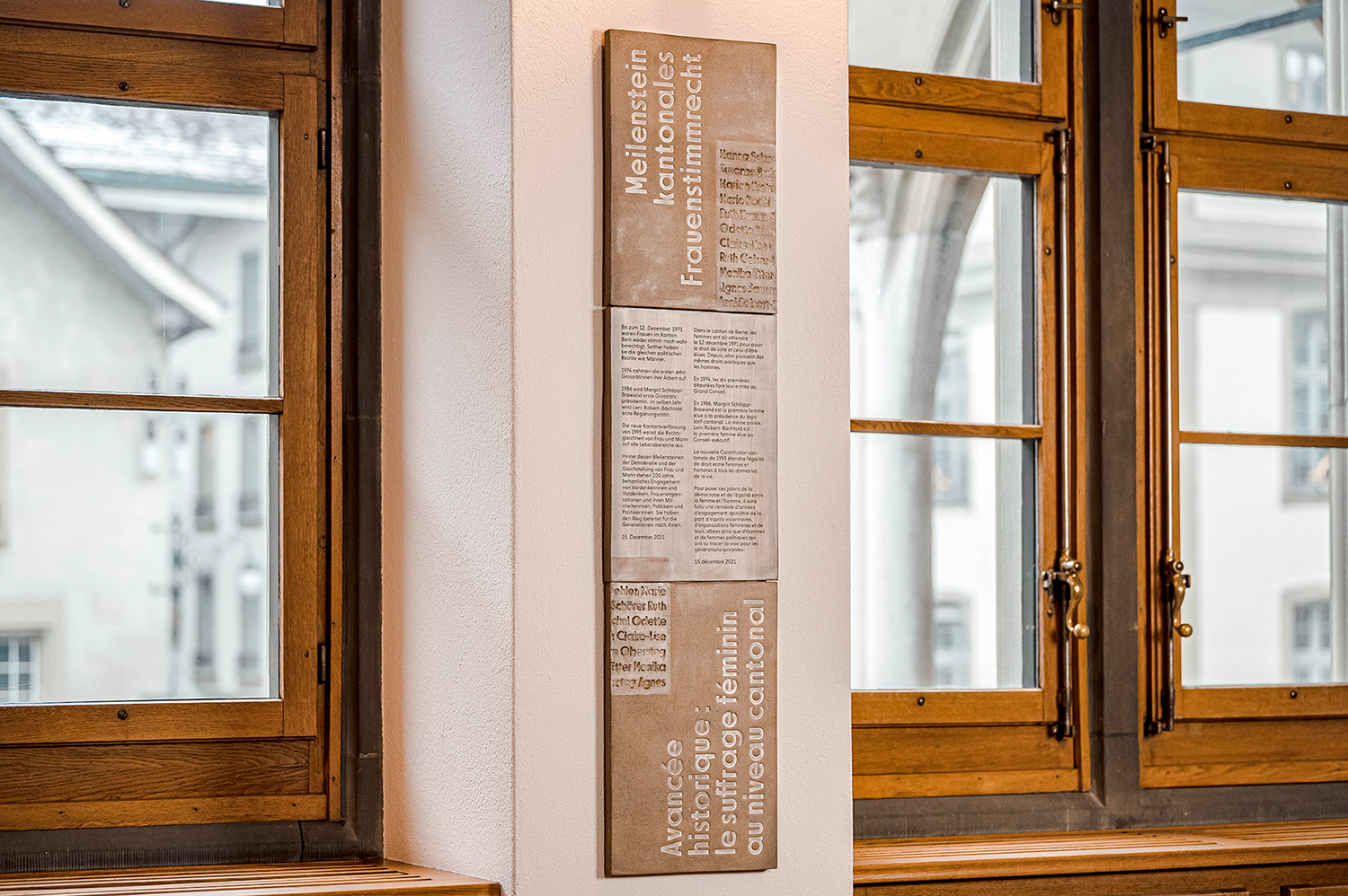 Gedenktafel in der Wandelhalle (Keramiktafel) im Berner Ratshaus zum Jubiläum «50 Jahre kantonales Frauenstimmrecht»; Bern; 14.12.2021, Bild: Susanne Goldschmid